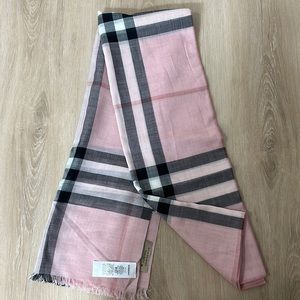 Burberry giant check lightweight wool silk scarf in Pale Candy Pink